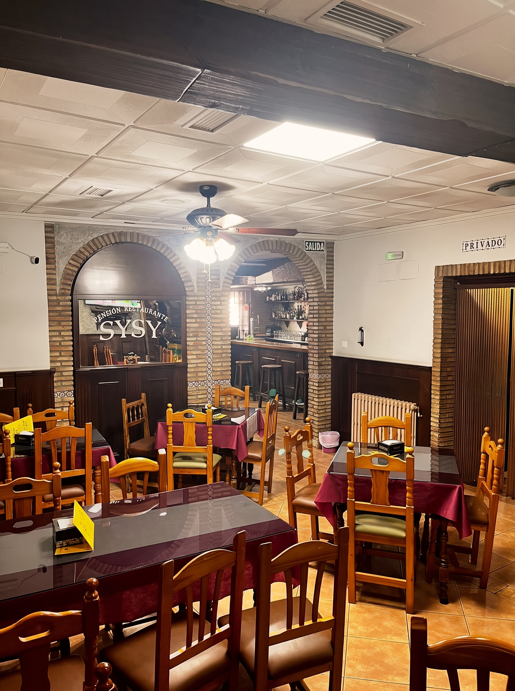 Interior del comedor del Restaurante Sysy con arcos de ladrillo y mesas preparadas
